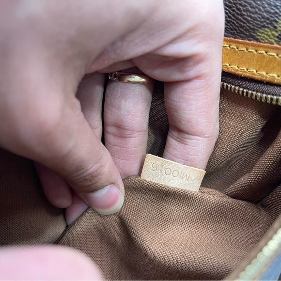 Authentic Louis Vuitton Pochette Bosphore - Picture 4 of 9